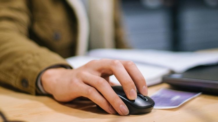 Google ads clicks - person clicking mouse